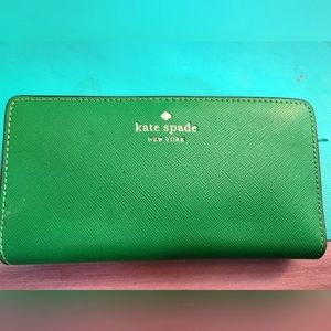 Kate Spade Dana Saffiano PVC Large Slim wallet in Green Bean
